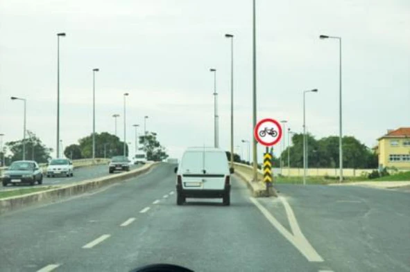 O sinal vertical significa: — pergunta R14Q0159 do exame de código IMT