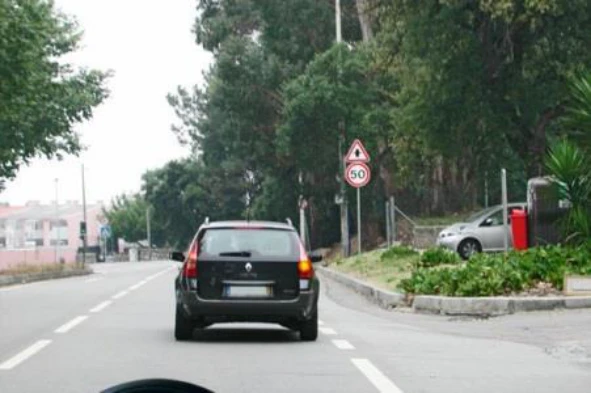 Que manobra pretende realizar o condutor que circula à minha frente? — pergunta R14Q0161 do exame de código IMT