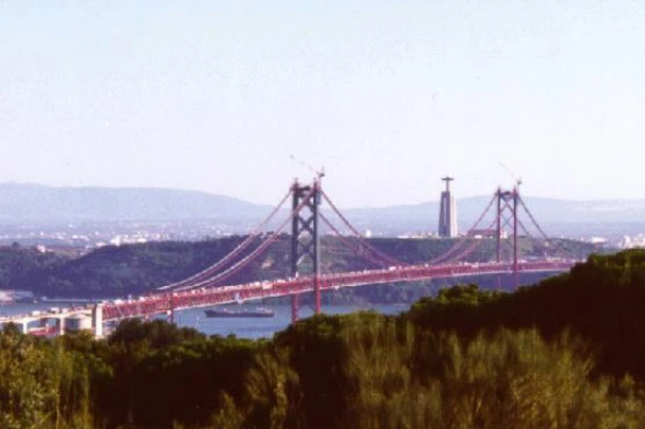 Na ponte 25 de Abril estou proibido de proceder a qualquer tipo de reparação no meu veículo. — pergunta R1Q0026 do exame de código IMT
