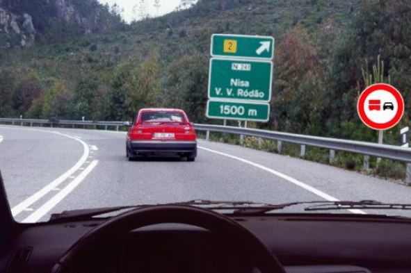 Após o sinal de formato circular estou proibido de ultrapassar se conduzir um automóvel pesado de passageiros. — pergunta R1Q0034 do exame de código IMT