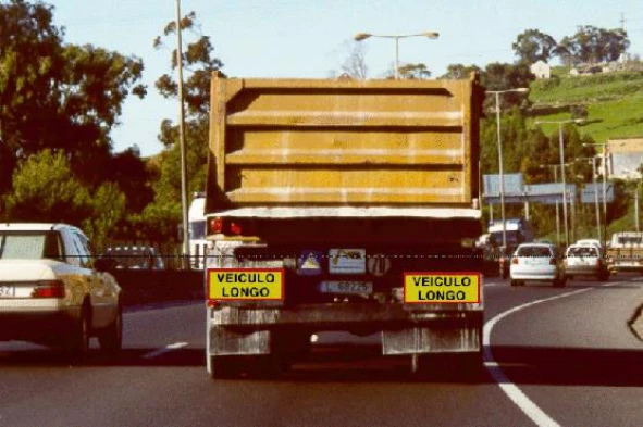 Estas placas devem ser usadas nos veículos ou conjunto de veículos que tenham: — pergunta R1Q0062 do exame de código IMT