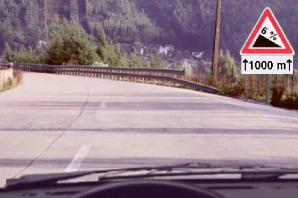 A partir deste sinal devo moderar especialmente a velocidade. — pergunta R1Q0096 do exame de código IMT
