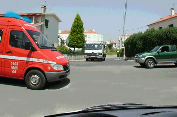 Qual deve ser a ordem de passagem nesta intersecção? — pergunta R1Q0115 do exame de código IMT