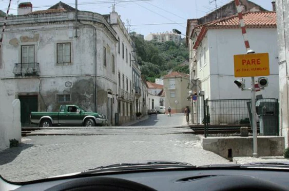 Qualquer veículo que saia de uma passagem de nível: — pergunta R1Q0116 do exame de código IMT