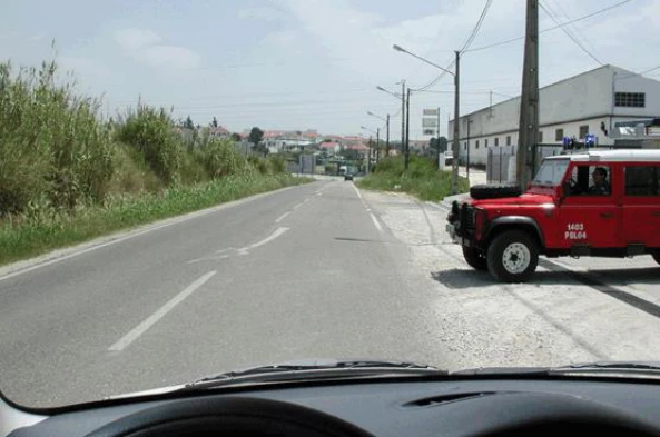 O veículo que se encontra à minha direita sai de um parque de estacionamento. — pergunta R1Q0117 do exame de código IMT