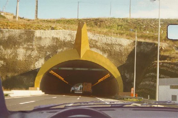 No túnel é sempre proibido ultrapassar. — pergunta R1Q0156 do exame de código IMT