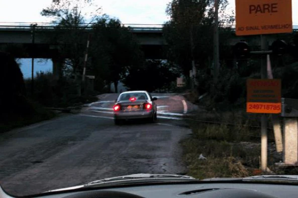 Nesta situação é obrigatório circular com as luzes de cruzamento. — pergunta R1Q0157 do exame de código IMT