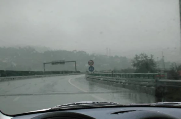A velocidade deve ser especialmente moderada quando as condições atmosféricas são desfavoráveis. — pergunta R1Q0169 do exame de código IMT