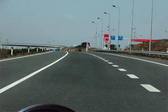 Como devo proceder para sair da auto-estrada e entrar na estação de serviço? — pergunta R1Q0183 do exame de código IMT