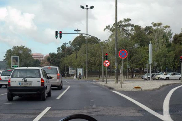 Na via de trânsito onde circulo e quando a sinalização luminosa me permitir avançar, posso mudar de direcção à esquerda? — pergunta R1Q0192 do exame de código IMT