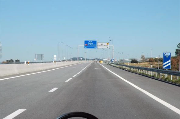 Este sinal complementar está colocado numa via reservada a automóveis e motociclos a 500 metros de uma saída. — pergunta R1Q0194 do exame de código IMT