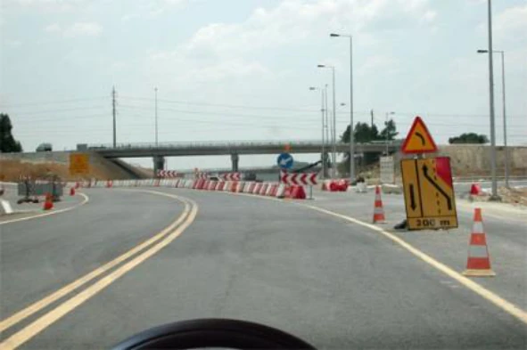 A sinalização temporária prevalece sobre as regras de trânsito e sinais luminosos, verticais e marcas rodoviárias. Concorda com a afirmação? — pergunta R1Q0197 do exame de código IMT