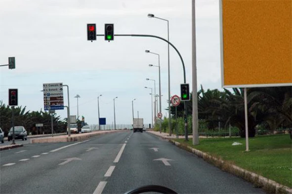 A sinalização luminosa permite avançar os veículos que circulam na via de trânsito à minha esquerda? — pergunta R1Q0199 do exame de código IMT