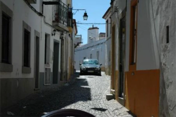 Não sendo possível o cruzamento entre os dois veículos nesta via, e estando o meu mais próximo do local onde podem cruzar, quem deve fazer marcha atrás? — pergunta R1Q0202 do exame de código IMT