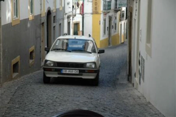 Não é possível o cruzamento dos dois veículos. Encontrando-se ambos a distância idêntica do local em que podem cruzar, qual dos condutores é obrigado a fazer marcha atrás? — pergunta R1Q0203 do exame de código IMT