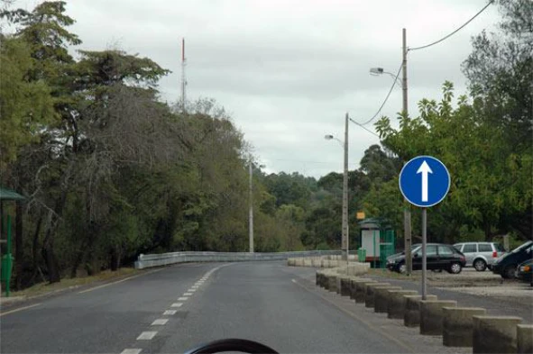 Posso efectuar a manobra de inversão do sentido de marcha neste local? — pergunta R1Q0215 do exame de código IMT