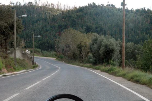 A velocidade máxima numa via não urbana pode ser de 50 km/h. — pergunta R1Q0220 do exame de código IMT