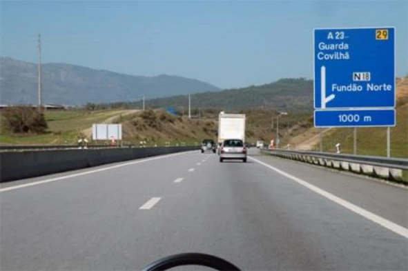 Circulando na via de trânsito mais à direita de uma auto-estrada posso transitar a menos de 50 km/h. — pergunta R1Q0222 do exame de código IMT
