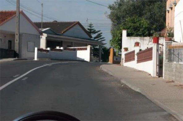Sou obrigado a moderar a velocidade do meu veículo em todas as curvas, lombas e outros locais de visibilidade reduzida? — pergunta R1Q0229 do exame de código IMT