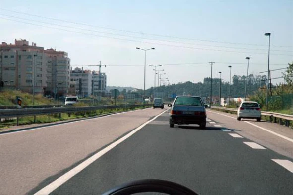 A transposição da linha contínua à minha esquerda é contra-ordenação grave e pode implicar a sanção acessória de inibição de conduzir. — pergunta R1Q0233 do exame de código IMT