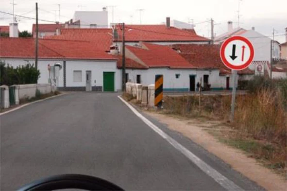 Perante este sinal e em caso de cruzamento de veículos, devo ceder a passagem? — pergunta R1Q0239 do exame de código IMT