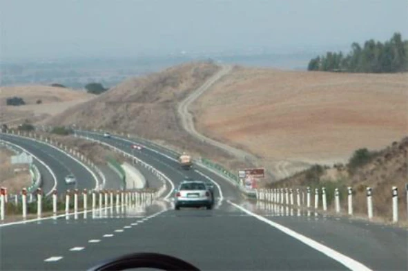 As condições meteorológicas ou ambientais podem obrigar-me a moderar especialmente a velocidade? — pergunta R1Q0241 do exame de código IMT