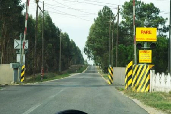 Antes de iniciar o atravessamento devo verificar se a intensidade do trânsito não me pode obrigar a parar o meu veículo na passagem de nível? — pergunta R1Q0253 do exame de código IMT