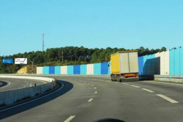 Depois de ultrapassar este veículo devo passar para a via de trânsito mais à direita? — pergunta R1Q0255 do exame de código IMT