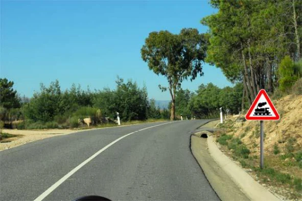 Este sinal de perigo indica-me o local exacto onde se encontra uma passagem de nível sem guarda. — pergunta R1Q0292 do exame de código IMT