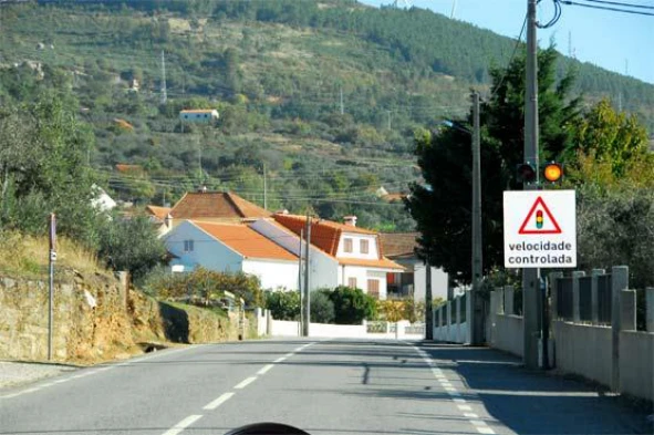 Perante este sinal estou obrigado a moderar a velocidade do meu veículo. Concorda com esta afirmação? — pergunta R1Q0294 do exame de código IMT