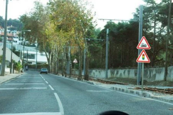 Estes sinais verticais devem encontrar-se colocados na proximidade de uma passagem de nível. — pergunta R1Q0301 do exame de código IMT