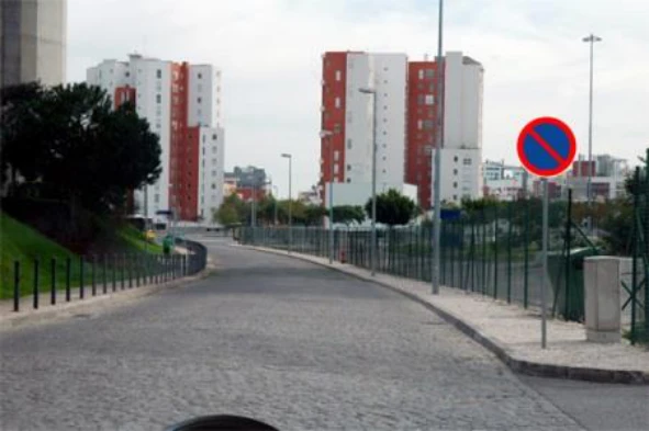Estou autorizado a estacionar após o sinal? — pergunta R1Q0305 do exame de código IMT
