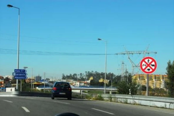 A sinalização vertical desta via pública proíbe a circulação de velocípedes. Concorda? — pergunta R1Q0313 do exame de código IMT
