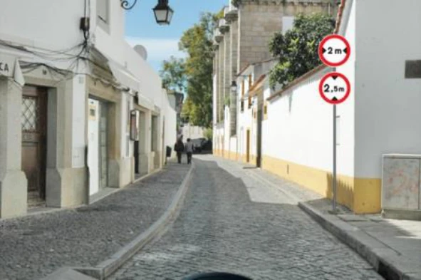 Um veículo com altura superior a 2 metros pode circular nesta via pública? — pergunta R1Q0316 do exame de código IMT