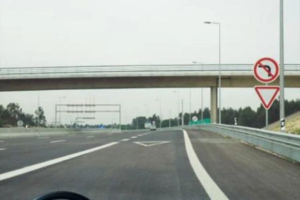 A via de trânsito onde circulo destina-se a permitir que os veículos: — pergunta R1Q0342 do exame de código IMT