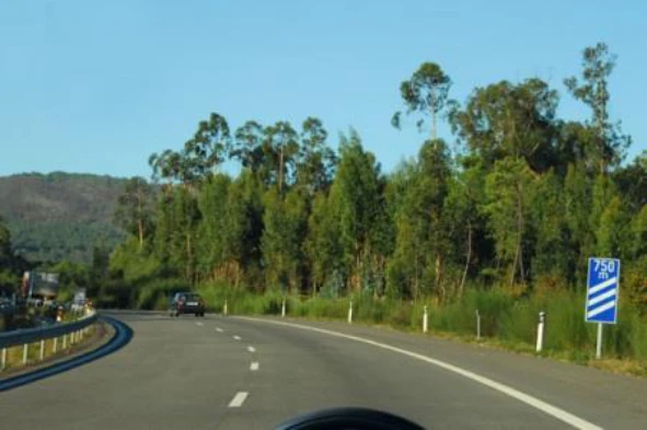 O sinal complementar indica-me a aproximação de uma saída em auto- estrada. — pergunta R1Q0360 do exame de código IMT