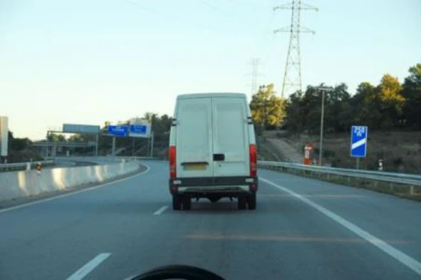 Até à próxima saída desta auto-estrada irei encontrar mais dois sinais complementares, nomeadamente a 500 e a 750 metros da saída. Concorda com esta afirmação? — pergunta R1Q0362 do exame de código IMT