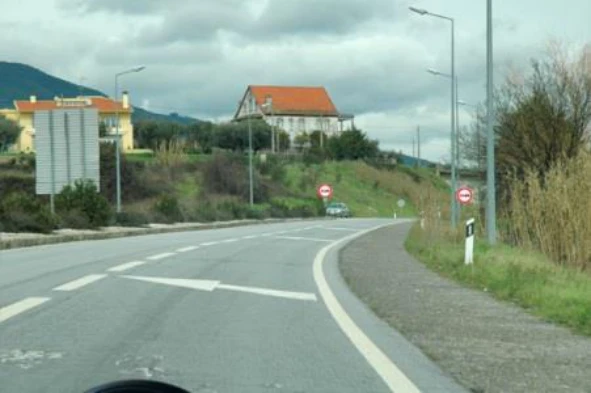 As setas marcadas no pavimento indicam a conveniência de: — pergunta R1Q0375 do exame de código IMT