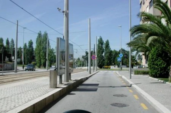 Qual o significado da marca rodoviária de cor amarela? — pergunta R1Q0377 do exame de código IMT