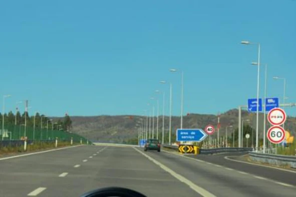 Ao circular neste local, se pretendesse entrar na área de serviço deveria ter-me aproximado o mais possível, e com a necessária antecedência, do limite direito da faixa de rodagem. Concorda com esta afirmação? — pergunta R1Q0379 do exame de código IMT