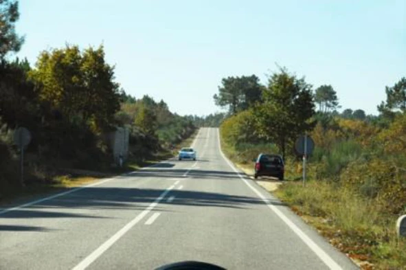 Fora das localidades é proibido estacionar na faixa de rodagem. — pergunta R1Q0399 do exame de código IMT