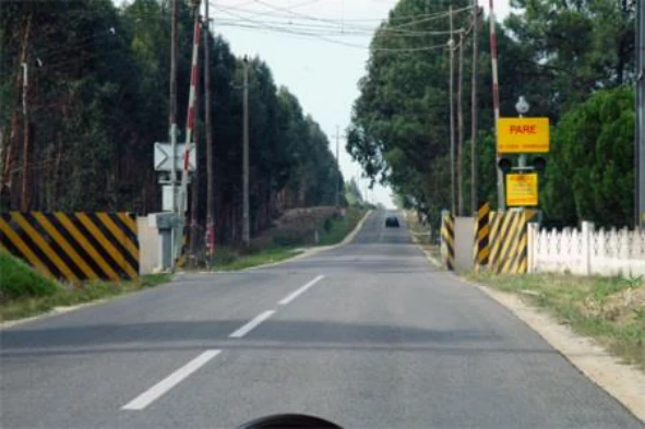 Os condutores são obrigados a ceder a passagem aos veículos que saiam de uma passagem de nível. — pergunta R2Q0008 do exame de código IMT