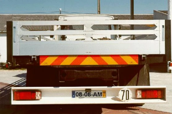 A placa serve para sinalizar os automóveis ou conjunto de veículos: — pergunta R2Q0013 do exame de código IMT