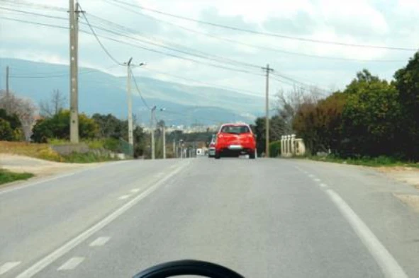 Fora de uma localidade o estacionamento é proibido dentro da faixa de rodagem. — pergunta R2Q0014 do exame de código IMT