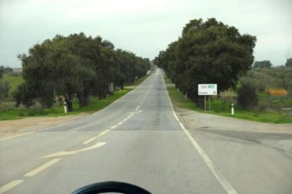 No local em que me encontro posso realizar a manobra de inversão do sentido de marcha? — pergunta R2Q0023 do exame de código IMT