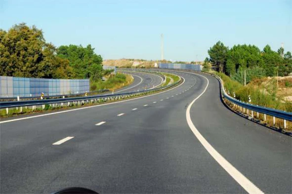 Ao circular nesta auto-estrada não posso exceder a velocidade máxima de 100 Km/h se conduzir um automóvel: — pergunta R2Q0026 do exame de código IMT