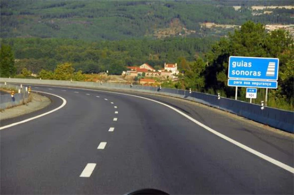 O condutor de um triciclo não pode exceder a velocidade de 100 Km/h ao circular nesta auto-estrada. Considera correcta esta afirmação? — pergunta R2Q0029 do exame de código IMT
