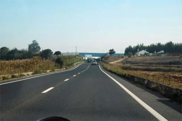 Ao circular nesta via fora das localidades, todos os automóveis ligeiros podem circular à velocidade máxima de 90 km/h. — pergunta R2Q0031 do exame de código IMT