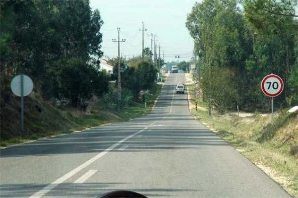 A partir do local em que o sinal está colocado estou proibido de exceder a velocidade máxima de 70 km/h. — pergunta R2Q0032 do exame de código IMT
