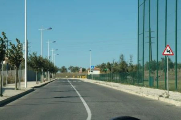 Ao circular neste local devo moderar a velocidade do meu veículo? — pergunta R2Q0040 do exame de código IMT